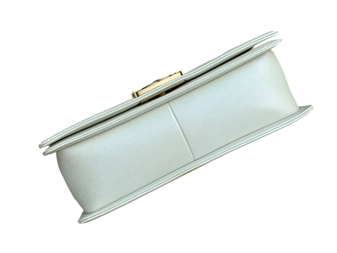 Chanel Boy Bag Medium 19K Collection Weißes Kaviarleder mit goldenen Beschlägen