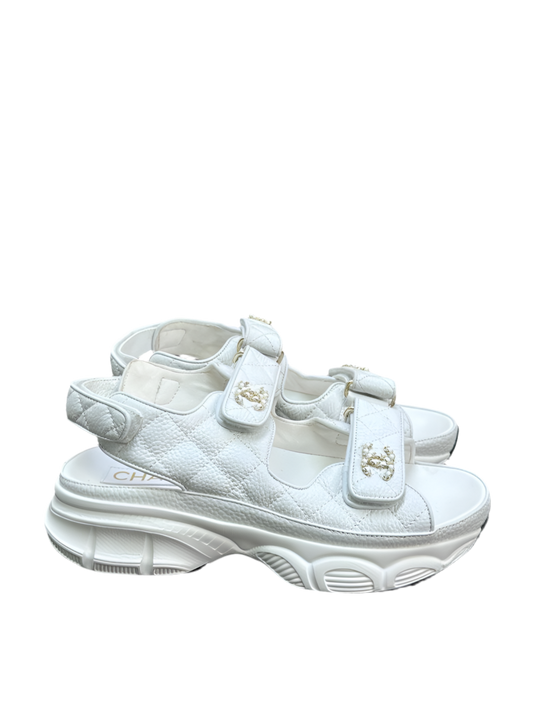 Chanel Dad Sandals – Wit Preloved Designer Sandalen CC Logo