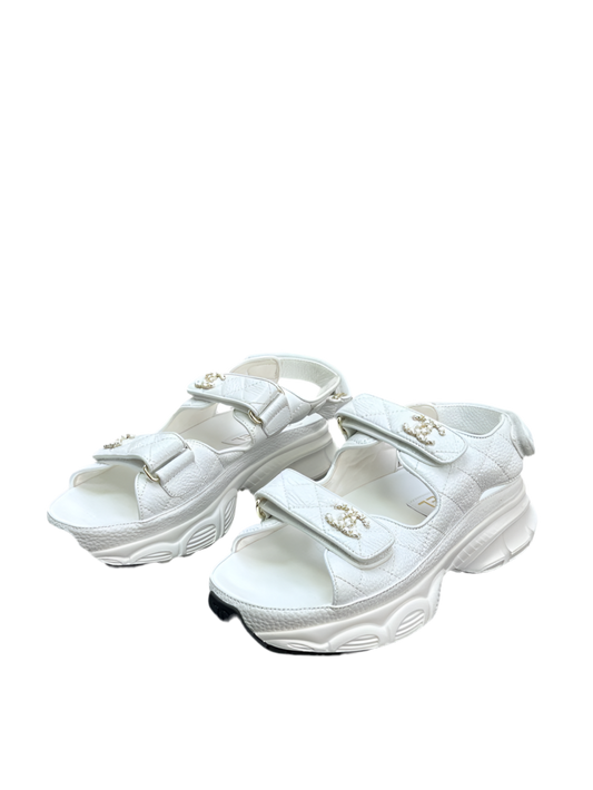 Chanel Dad Sandalen – Weiße gebrauchte Designer-Sandalen CC Logo