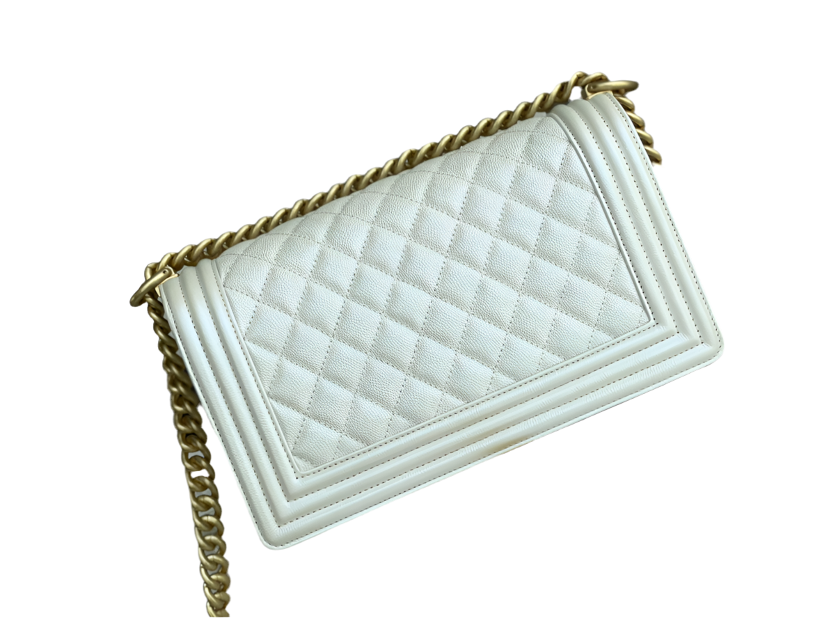 Chanel Boy Bag Medium 19K Collection Weißes Kaviarleder mit goldenen Beschlägen