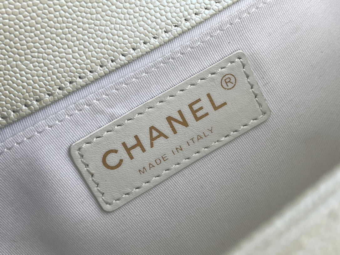 Chanel Boy Bag Medium 19K Collection Weißes Kaviarleder mit goldenen Beschlägen