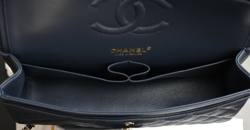 Chanel Classic Flap Bag Medium – Marineblaues Kaviarleder mit goldenen Beschlägen – Preloved Shoulder Bag Kollektion 2025