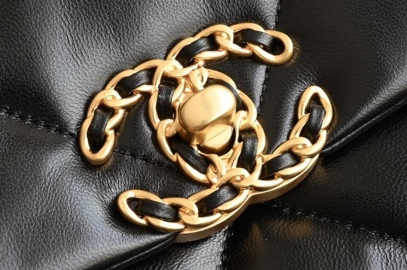 Chanel 19 Flap Bag Small – Wit Glanzend Lamsleer met Goud-, Zilver- & Ruthenium Hardware – Preloved Designer schoudertas 2025