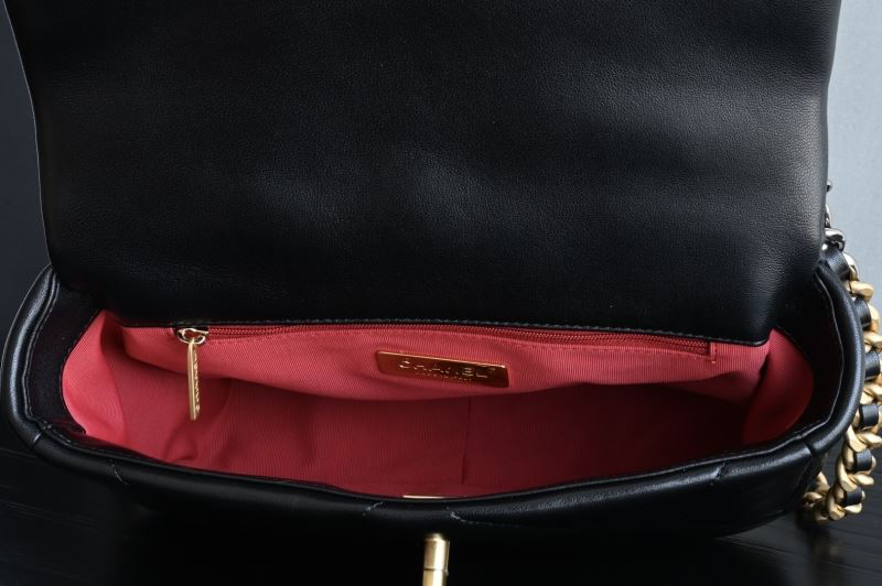 Chanel 19 Flap Bag Small – Wit Glanzend Lamsleer met Goud-, Zilver- & Ruthenium Hardware – Preloved Designer schoudertas 2025