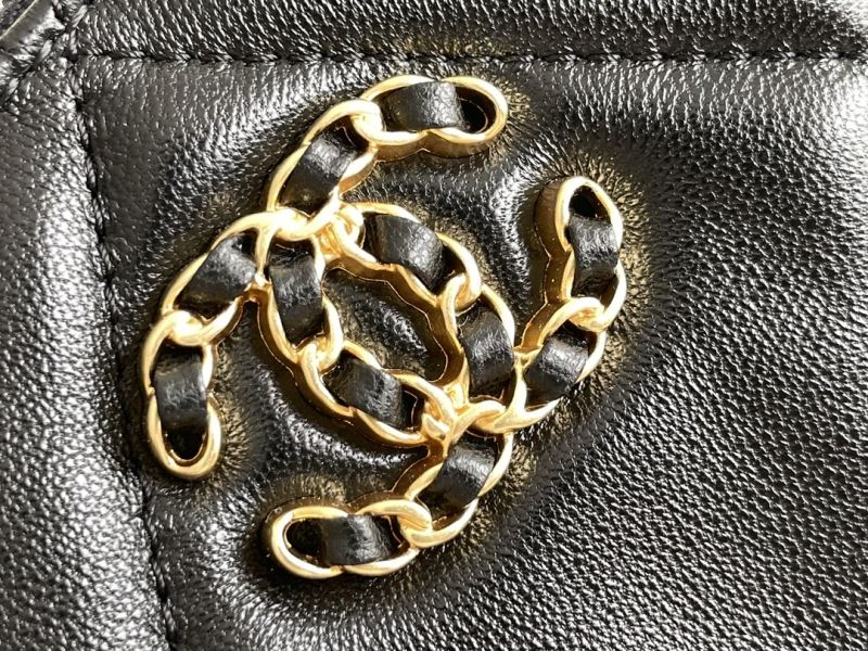 Chanel 90 Clutch 2025 – Glänzendes schwarzes Lammleder mit Metall-Umhängetasche in Gold-, Silber- und Ruthenium-Optik