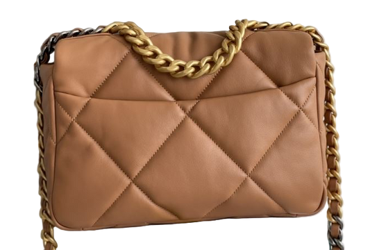 Chanel 19 Flap Schultertasche in Kamelbraun (Modelljahre 2025/2026), Gold-, Silber- und Ruthenium-Finish