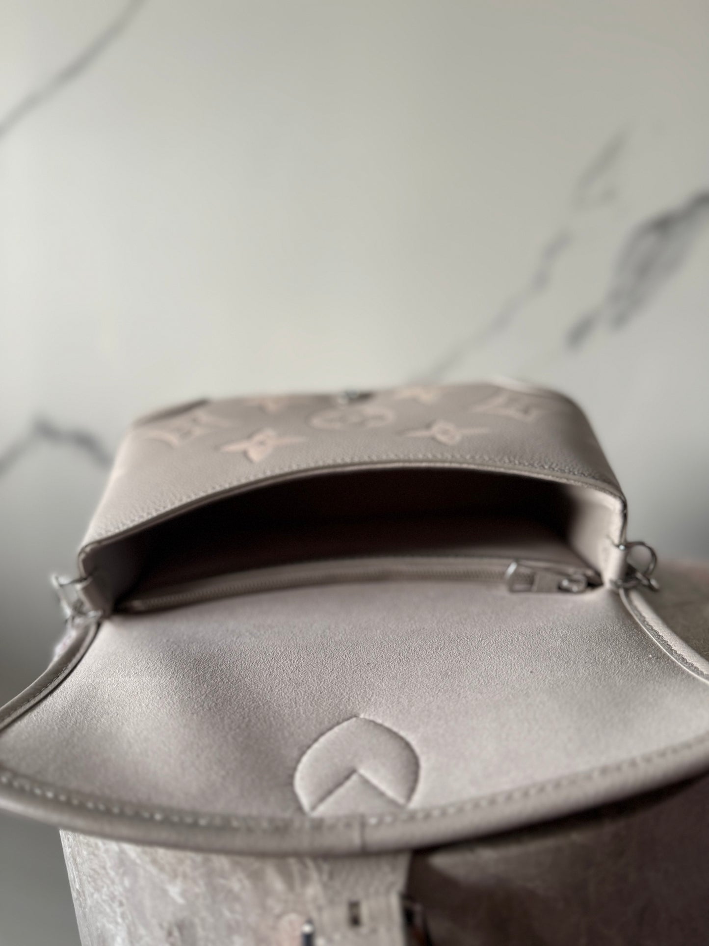 Louis Vuitton Diane Damen-Schultertasche Brume Quartz