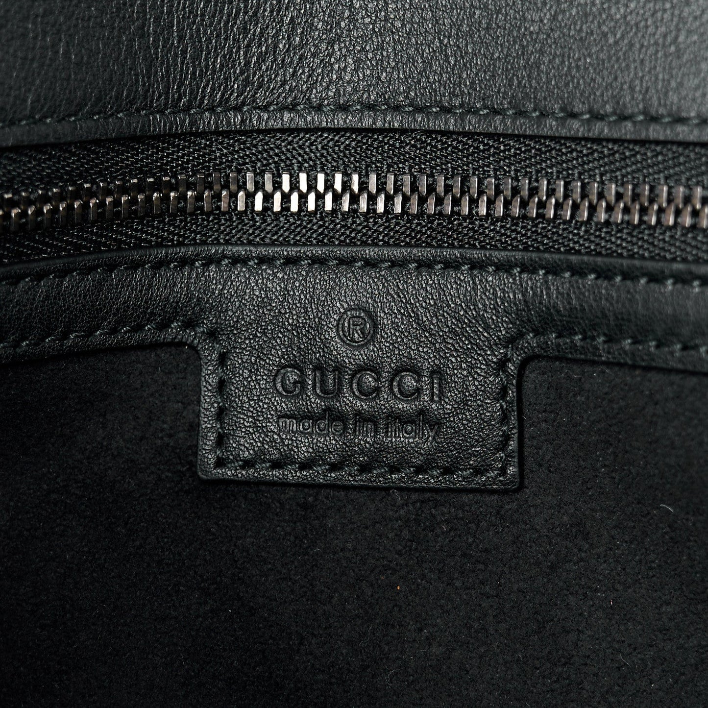 Gucci Marmont Monochrome Lackleder-Schultertasche, klein, schwarz, Matelassé • Gebraucht
