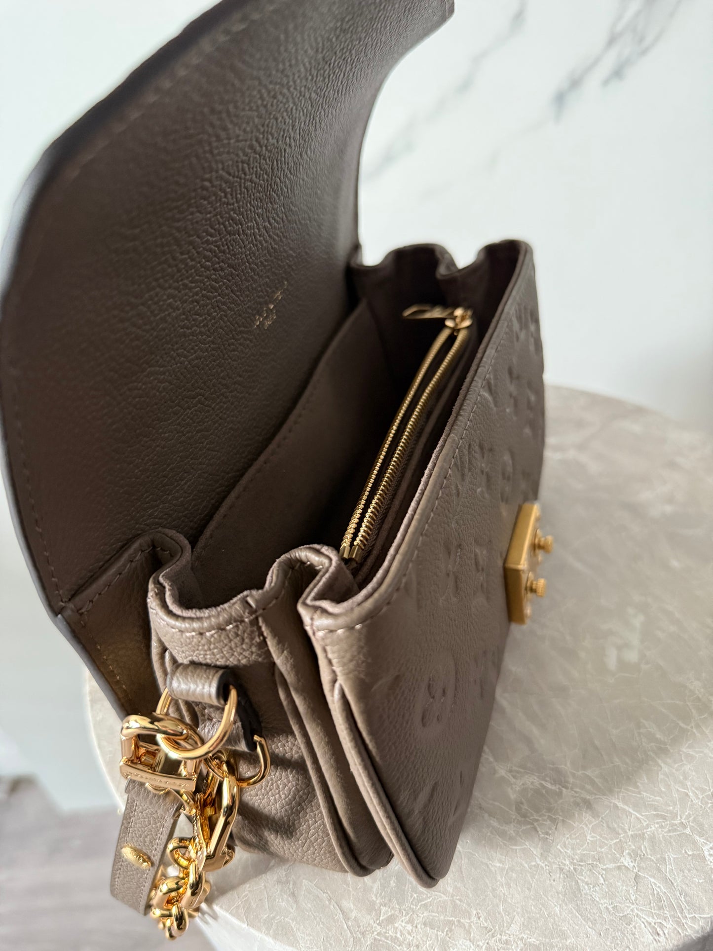 Louis Vuitton Pochette Metis East West Smoke M25910