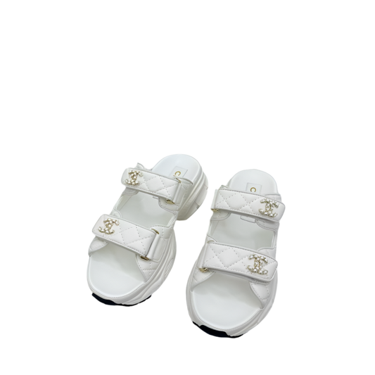 Chanel Dad Sandalen Slides Weiß Preloved Designer Pantoletten CC Logo 
