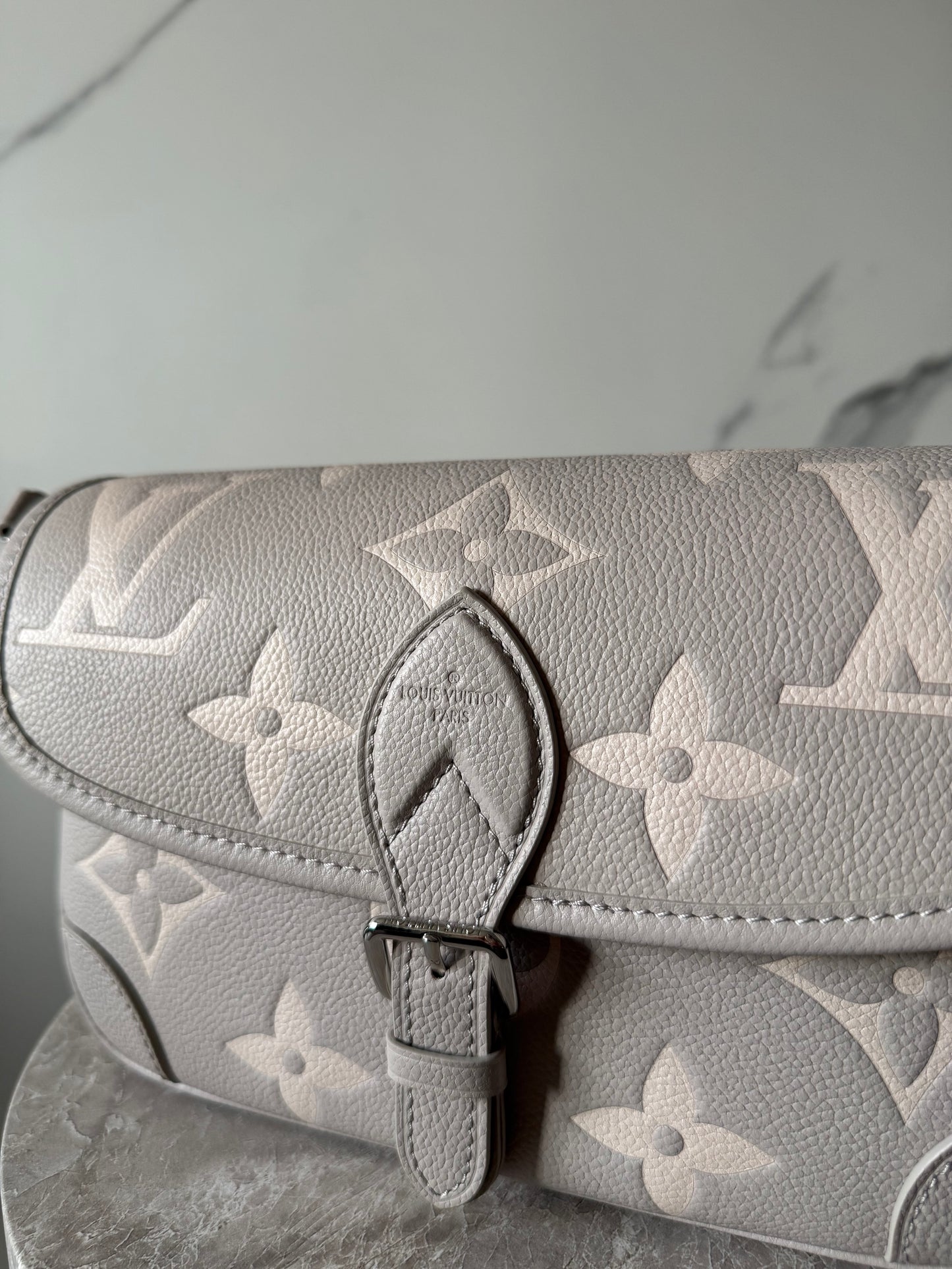 Louis Vuitton Diane Damen-Schultertasche Brume Quartz