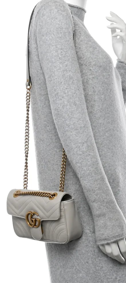 Gucci Marmont Kleine Damen-Schultertasche Matelassé 2024 Hellgrau • Gebraucht