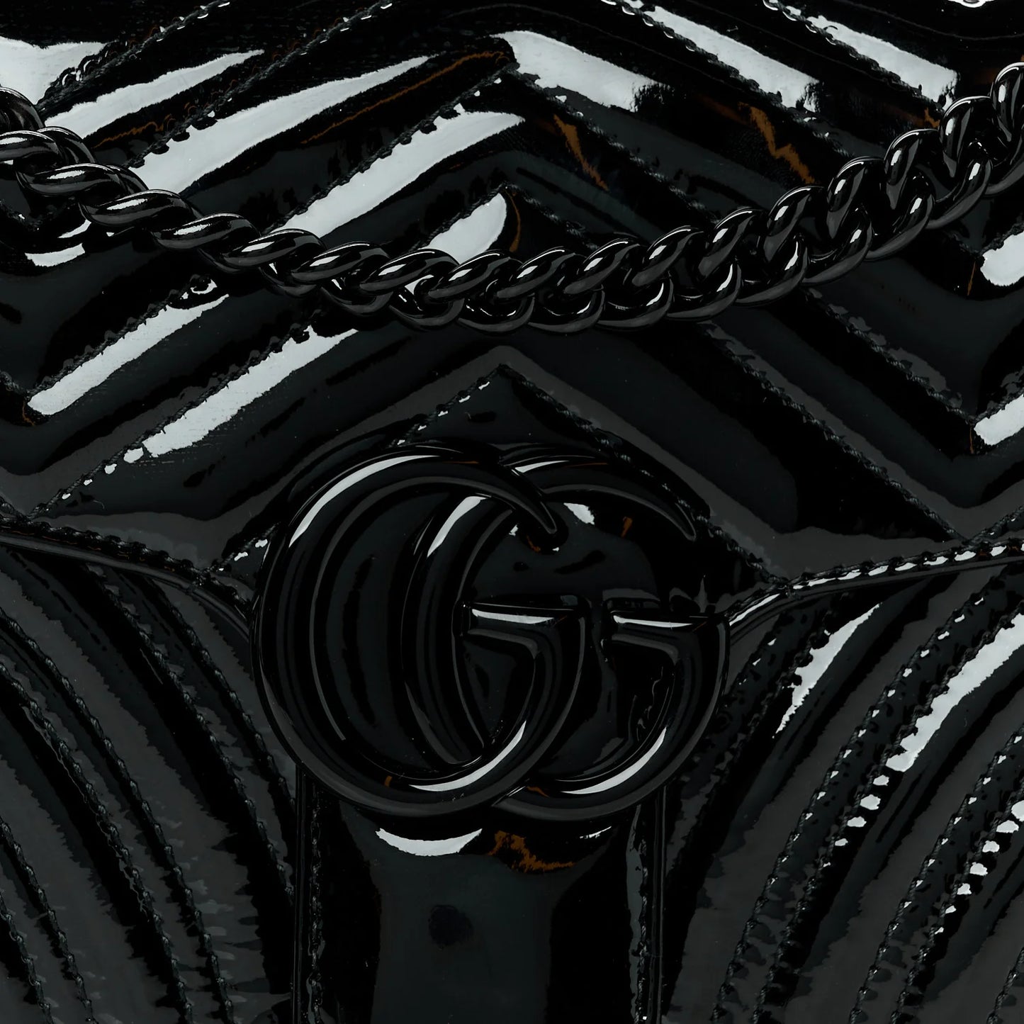 Gucci Marmont Monochrome Lackleder-Schultertasche, klein, schwarz, Matelassé • Gebraucht