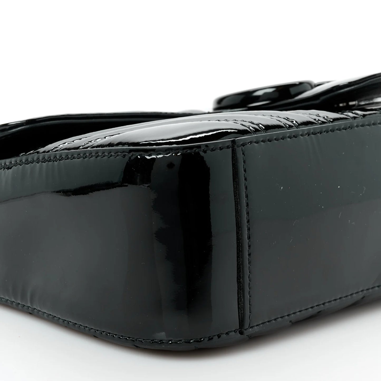 Gucci Marmont Monochrome Lackleder-Schultertasche, klein, schwarz, Matelassé • Gebraucht