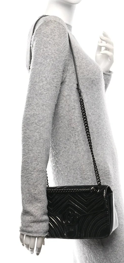 Gucci Marmont Monochrome Lackleder-Schultertasche, klein, schwarz, Matelassé • Gebraucht