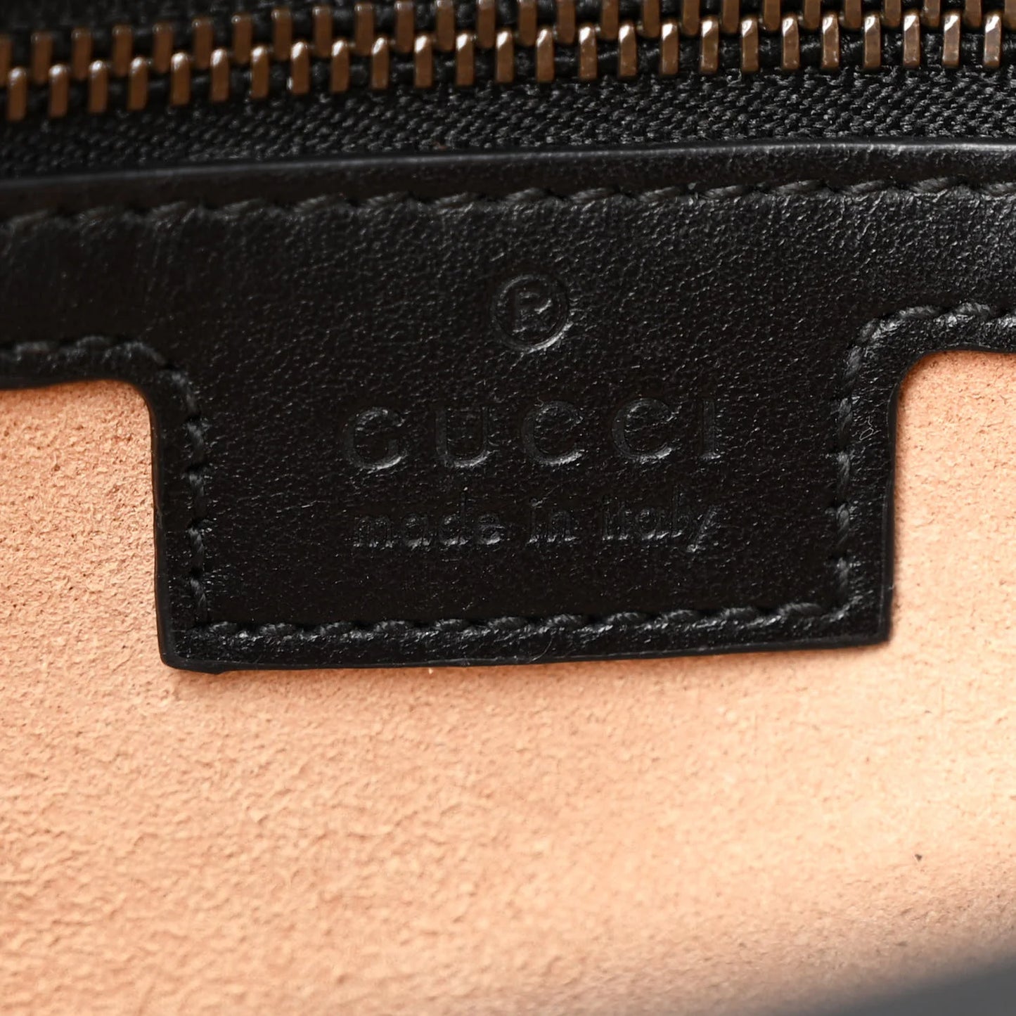 Gucci Marmont Schwarze kleine Damen-Schultertasche Matelassé 2024 • Gebraucht