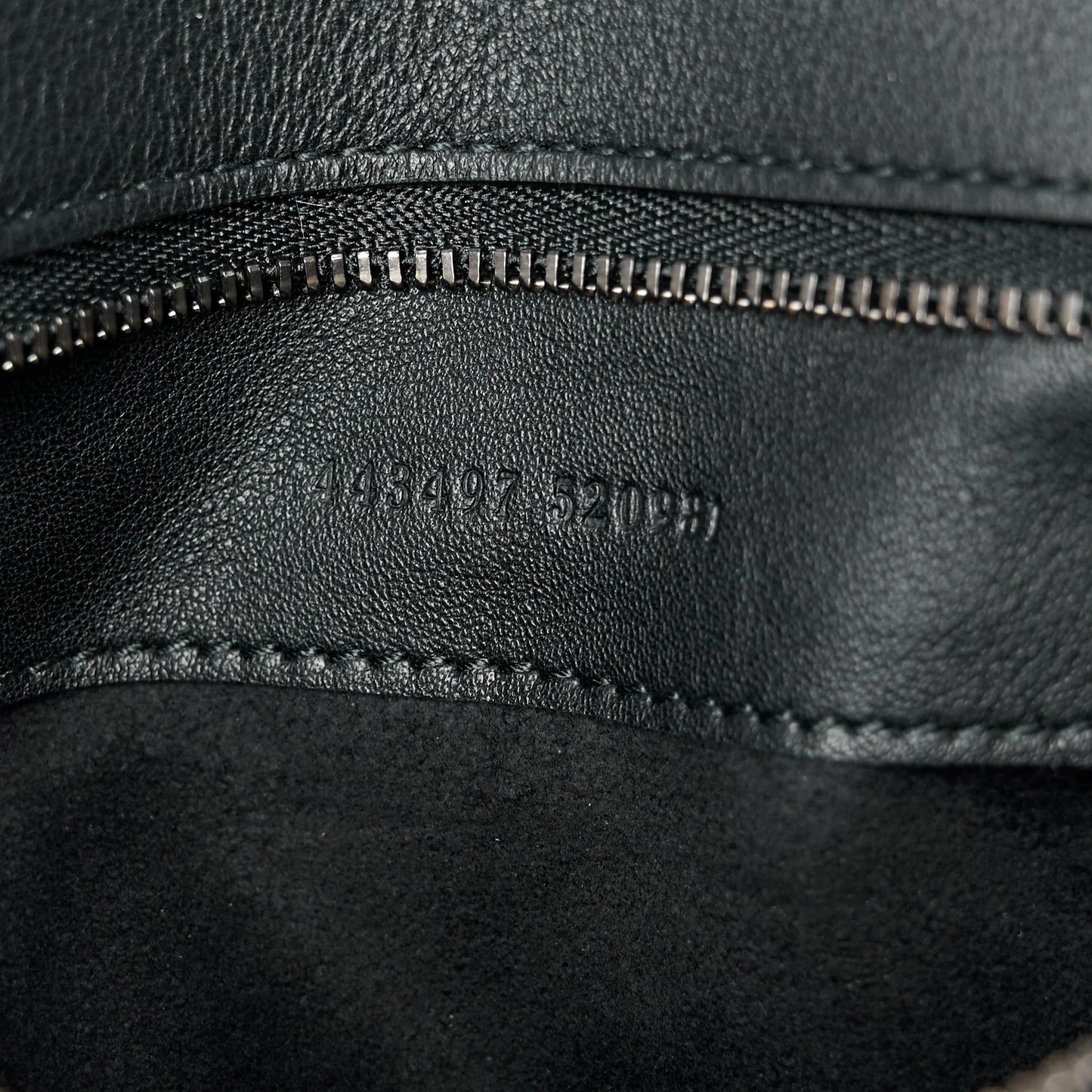 Gucci Marmont Monochrome Lackleder-Schultertasche, klein, schwarz, Matelassé • Gebraucht