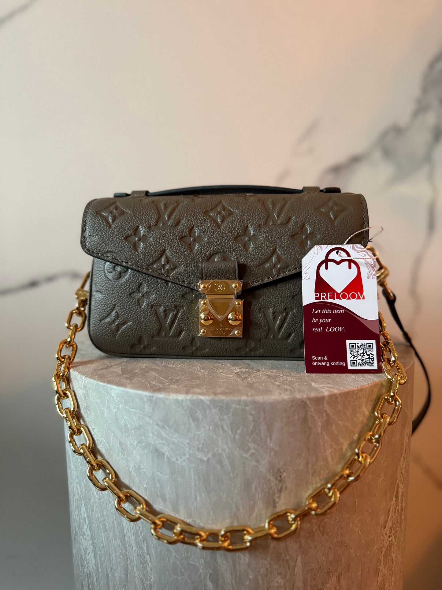 Louis Vuitton Pochette Metis East West Smoke M25910