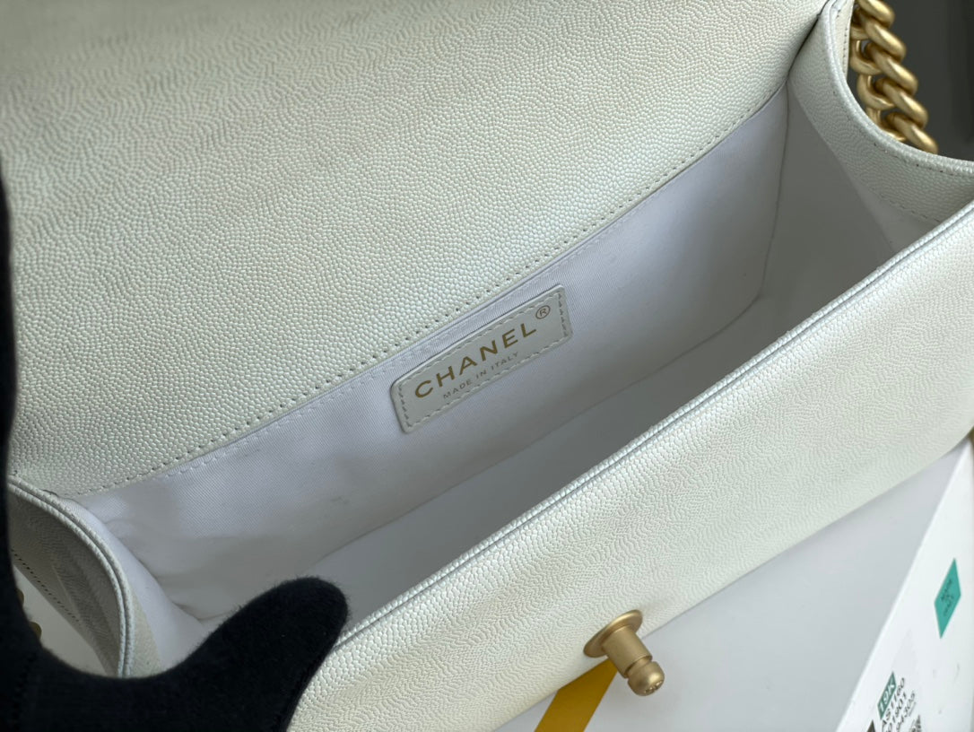 Chanel Boy Bag Medium 19K Collection Weißes Kaviarleder mit goldenen Beschlägen 