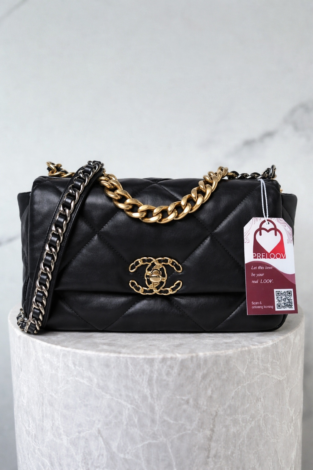 Chanel 19 Flap Bag Small – Zwart Lamsleer met gouden  hardware – Preloved Designer schoudertas 2025