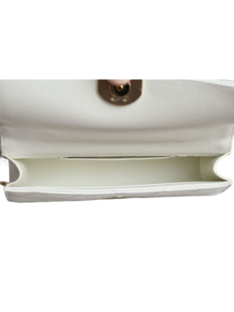 Chanel Kelly S25 – Wit Caviar Leder met Gevlochten CC & Handvat – Preloved Designer Top-Handle Bag