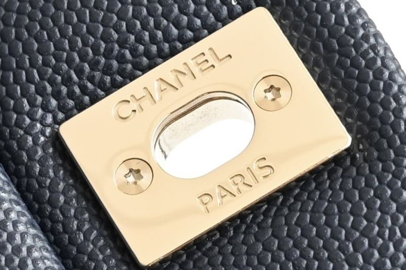 Chanel Classic Flap Bag Medium – Marineblaues Kaviarleder mit goldenen Beschlägen – Preloved Shoulder Bag Kollektion 2025
