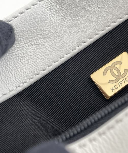 Chanel 19 Flap Bag Small – Wit Glanzend Lamsleer met Goud-, Zilver- & Ruthenium Hardware – Preloved schoudertas