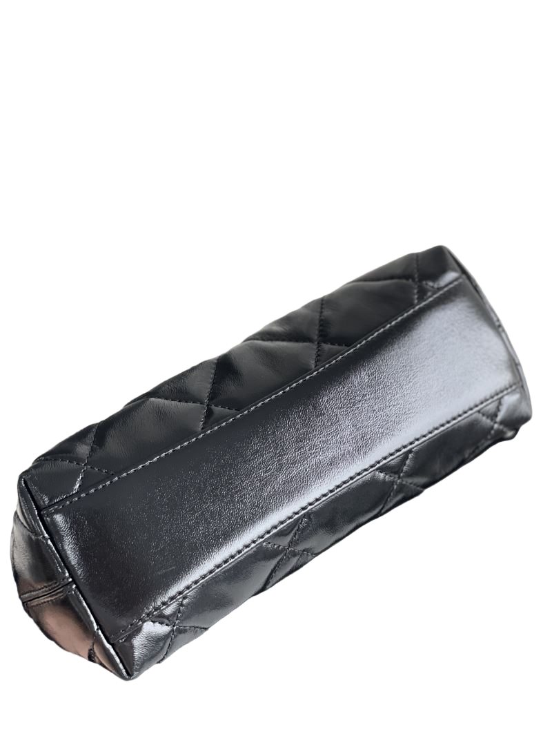 Chanel Small Hobo Bag 2024/25 – Zwart Glanzend Lamsleer met Goudkleurig Metaal | Métiers d’art Collectie