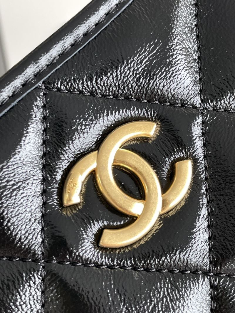 Chanel Small Hobo Bag 2024/25 – Zwart Glanzend Lamsleer met Goudkleurig Metaal | Métiers d’art Collectie