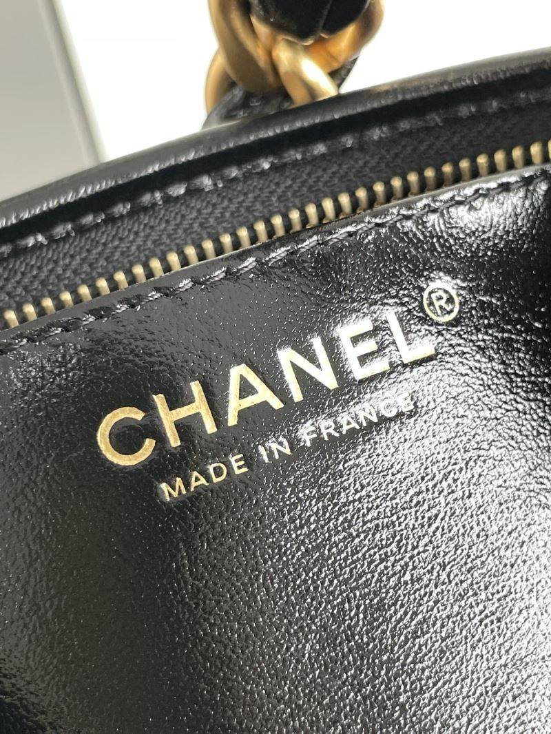 Chanel Small Hobo Bag 2024/25 – Zwart Glanzend Lamsleer met Goudkleurig Metaal | Métiers d’art Collectie
