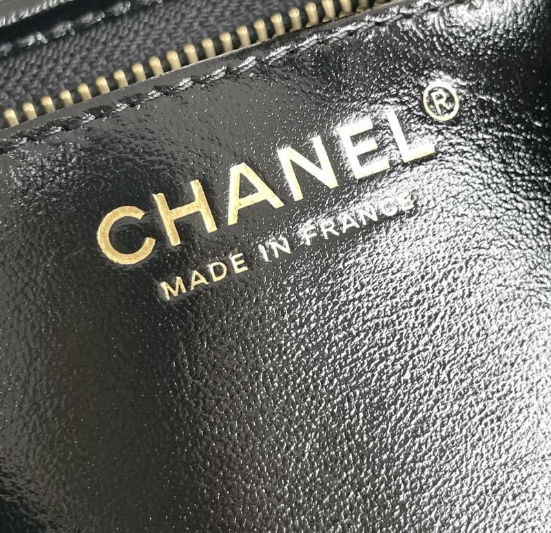 Chanel Small Hobo Bag 2024/25 – Zwart Glanzend Lamsleer met Goudkleurig Metaal | Métiers d’art Collectie