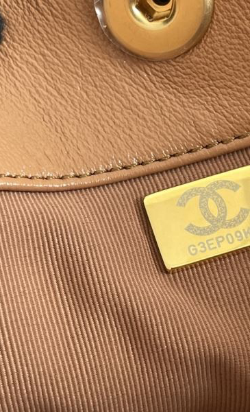 Chanel Double Pocket Hobo Bag Caramel schoudertas Calfskin | Brushed Gold Hardware